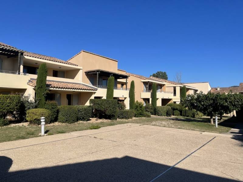 Vente d’un Appartement T2 Meublé avec Terrasse au Cœur du Golf de Saumane de Vaucluse, près de l'Isle sur la Sorgue