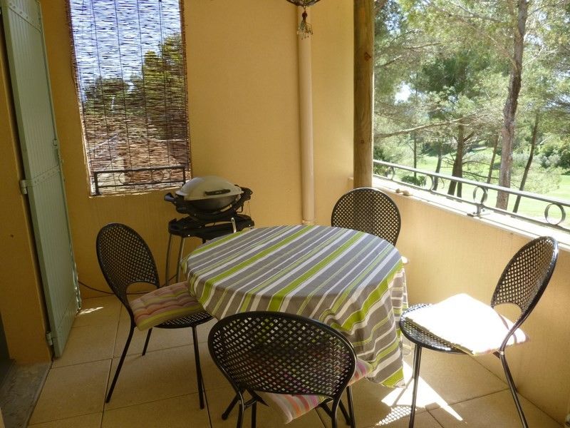 APPARTEMENT SUR GOLF   AVEC DEUX CHAMBRES ET TERRASSE DANS RESIDENCE SECURISEE 